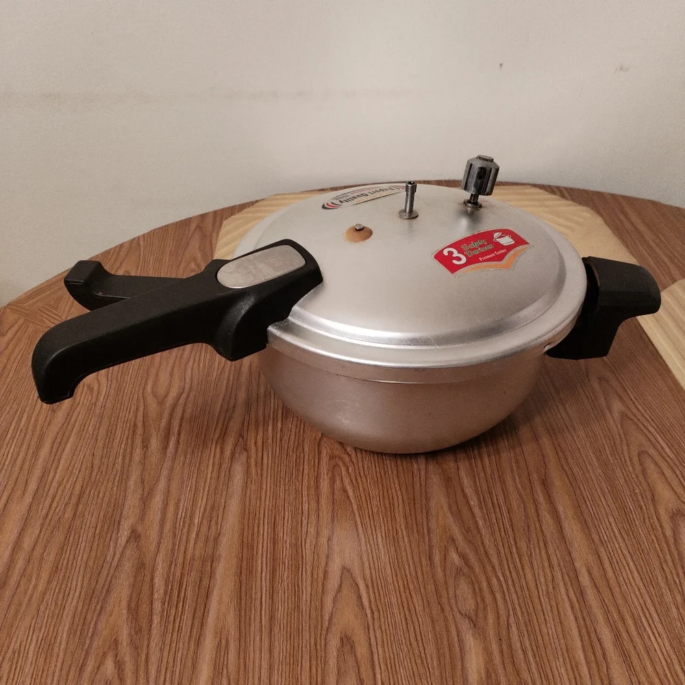 4 Qt Aluminum Pressure Cooker with Safety Valve & Locking Lid